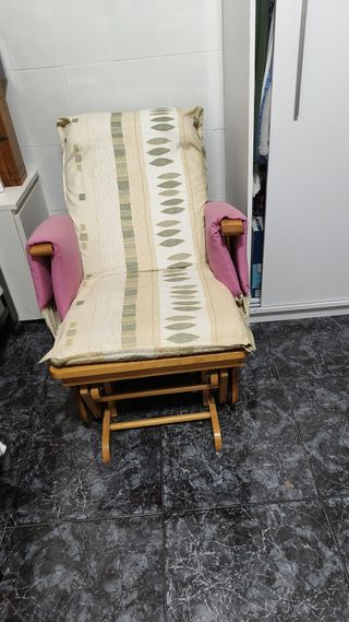 Sedia a dondolo in legno e tessuto