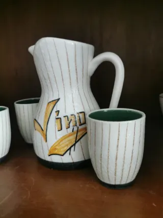Jarra y vasos de cerámica Vino