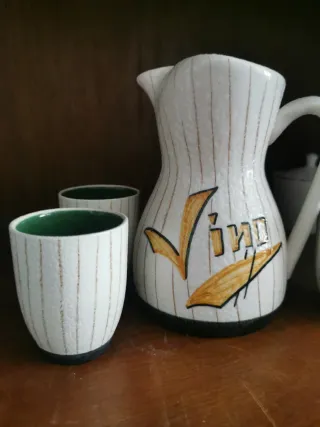 Jarra y vasos de cerámica Vino