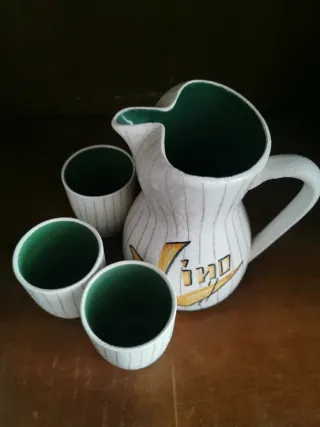 Jarra y vasos de cerámica Vino