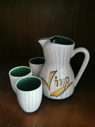 Jarra y vasos de cerámica Vino