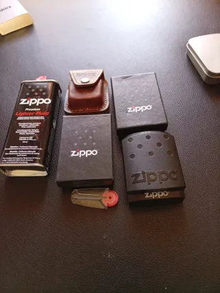 Lote Zippo: Isqueiros e Acessórios