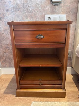 Cómoda de madera con cajones y mesitas