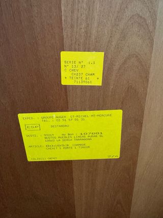 Cómoda de madera con cajones y mesitas