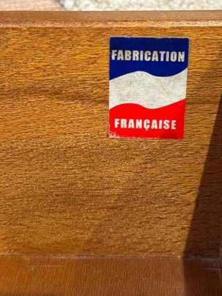 Cómoda de madera con cajones y mesitas