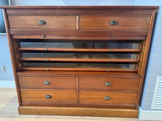 Cómoda de madera con cajones y mesitas