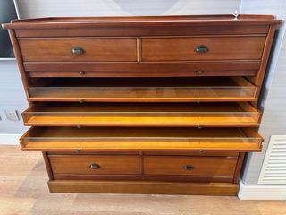 Cómoda de madera con cajones y mesitas