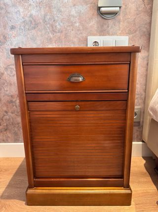 Cómoda de madera con cajones y mesitas
