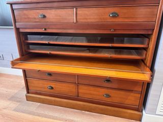 Cómoda de madera con cajones y mesitas