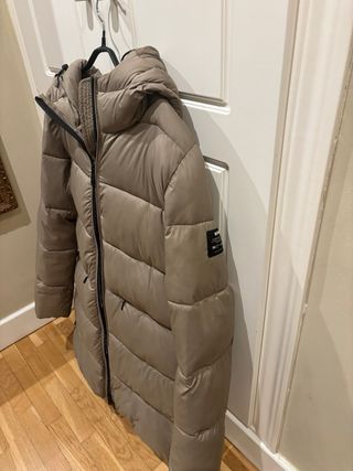 Abrigo largo beige acolchado, marca Ecoalf