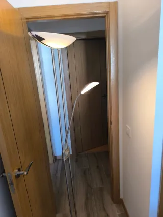 Lámpara de pie moderna plateada y blanca