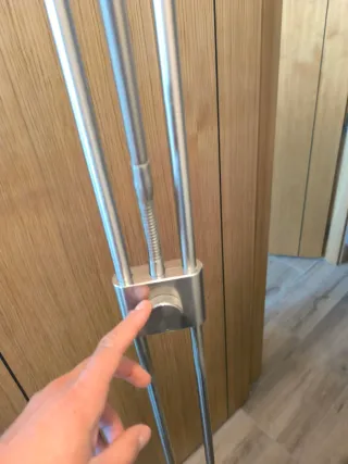 Lámpara de pie moderna plateada y blanca