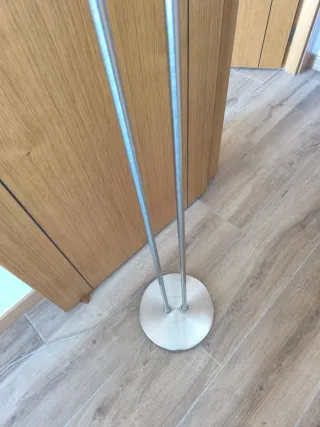 Lámpara de pie moderna plateada y blanca