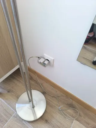 Lámpara de pie moderna plateada y blanca