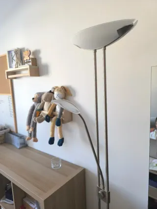 Lámpara de pie moderna plateada y blanca