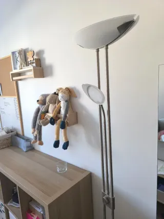 Lámpara de pie moderna plateada y blanca