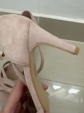 Zapatos de tacón rosa palo y oro