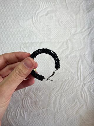 Pendientes aro negros con abalorios brillantes...