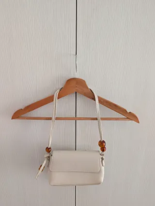 Bolso beige con abalorios