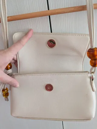 Bolso beige con abalorios