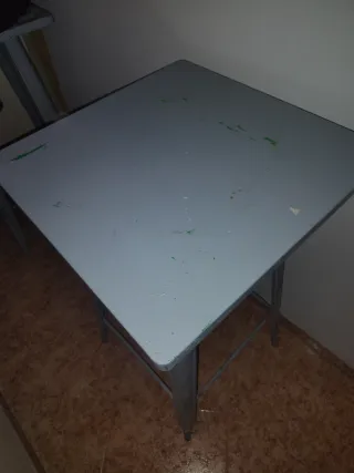 Coppia di tavoli alti in stile industriale