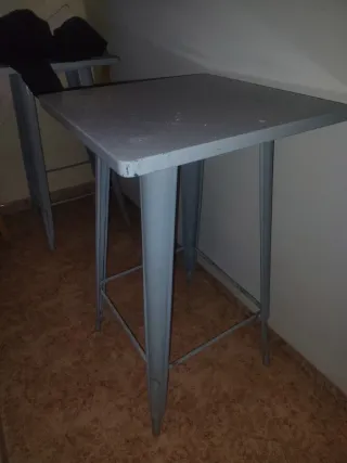 Coppia di tavoli alti in stile industriale