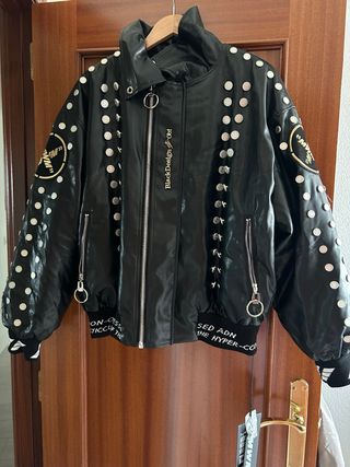 Cazadora Piel Sintética Negra Tachuelas