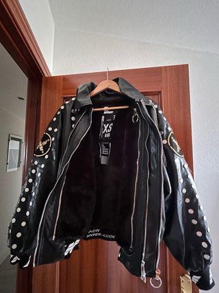 Cazadora Piel Sintética Negra Tachuelas