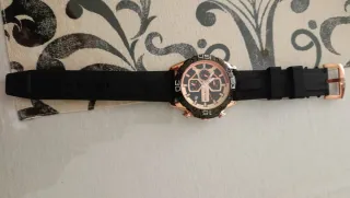 Reloj SKYLINE Negro y Dorado