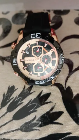 Reloj SKYLINE Negro y Dorado