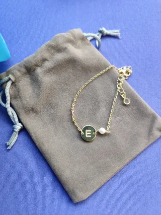 Pulsera dorada con inicial E y perla