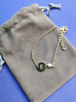 Pulsera dorada con inicial E y perla