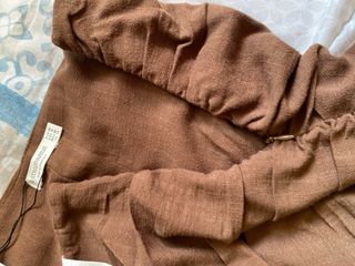 Falda marrón fruncida con volantes