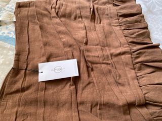 Falda marrón fruncida con volantes