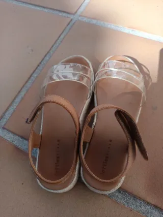 Sandalias niña beige y marrón