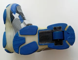 Zapatillas con ruedas y luces para niño