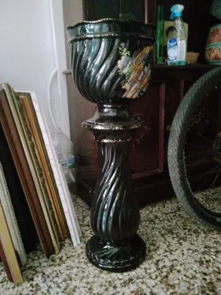 Jarrón de cerámica con base