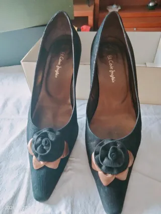 Zapatos de salón El Corte Inglés negros y dorados