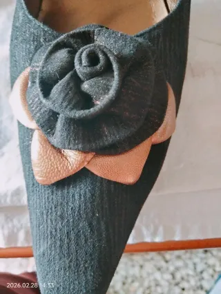 Zapatos de salón El Corte Inglés negros y dorados