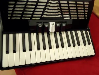 Acordeón Classic Cantabile 72