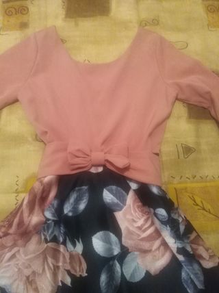 Vestido salmón vuelo y estampado floral