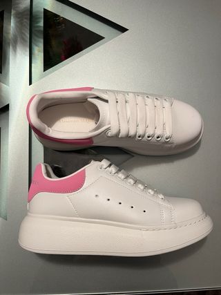 Zapatillas blancas y rosas