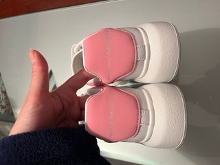 Zapatillas blancas y rosas