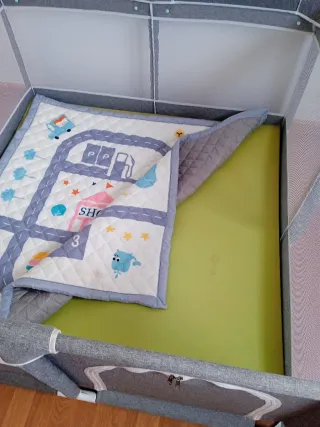 Parque infantil y manta de juegos