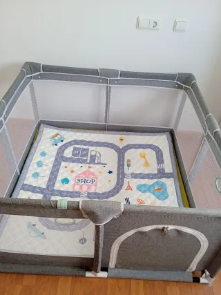 Parque infantil y manta de juegos