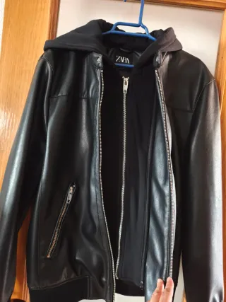 Cazadora Zara con capucha negra