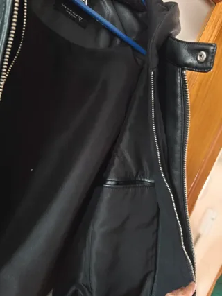 Cazadora Zara con capucha negra