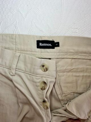 Pantalón sastre RAMSOS beige/arena con pinzas...