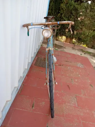 Bicicleta antigua azul y oxidada