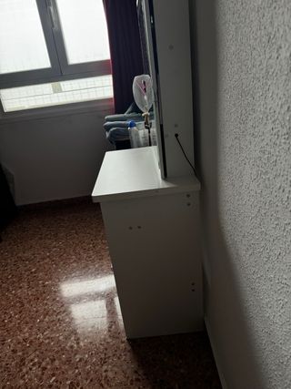 Tocador de maquillaje blanco con espejo